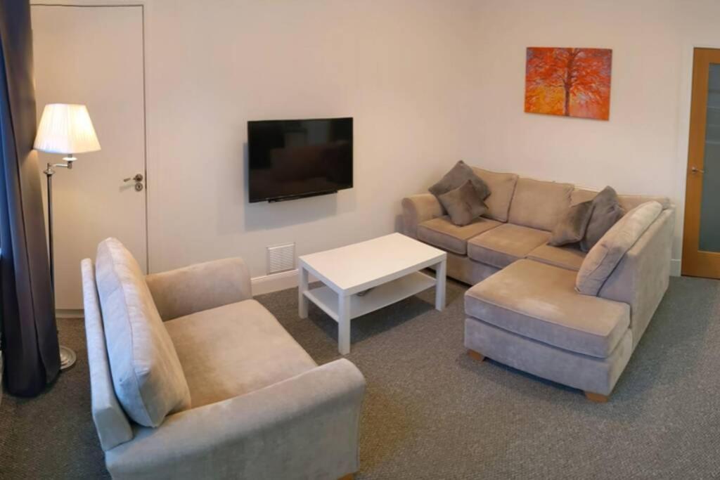 Glenfinnan - Two Bedroom Apartment Dunfermline Bagian luar foto