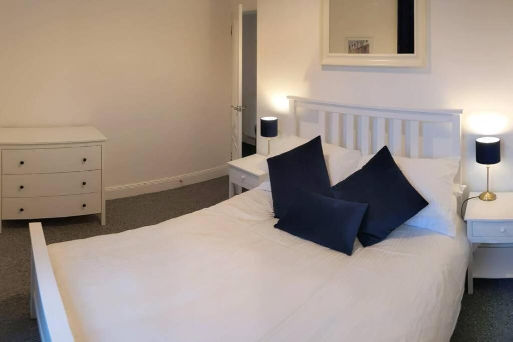 Glenfinnan - Two Bedroom Apartment Dunfermline Bagian luar foto