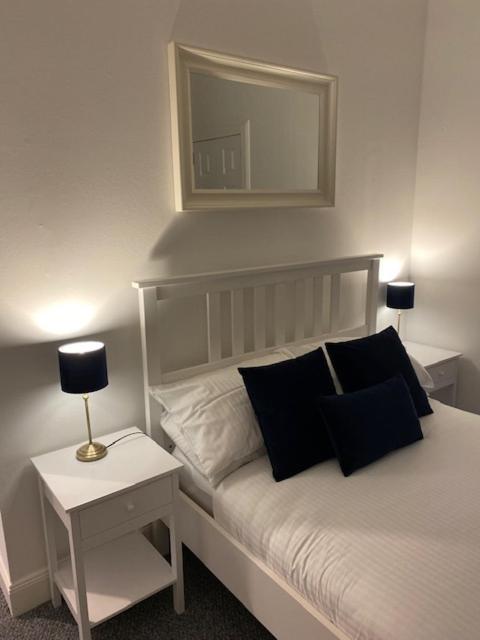 Glenfinnan - Two Bedroom Apartment Dunfermline Bagian luar foto