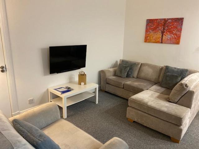 Glenfinnan - Two Bedroom Apartment Dunfermline Bagian luar foto