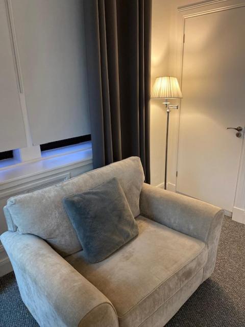 Glenfinnan - Two Bedroom Apartment Dunfermline Bagian luar foto